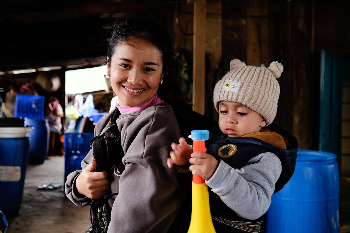 31 Vietnamka s miminkem na zádech